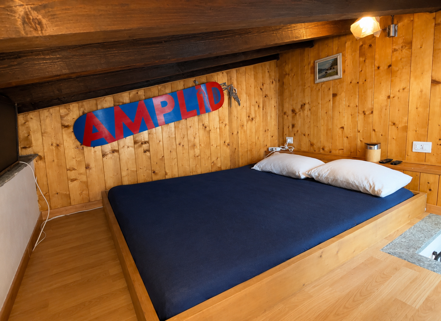 Camera mansardata in legno, fotografia aggiornata