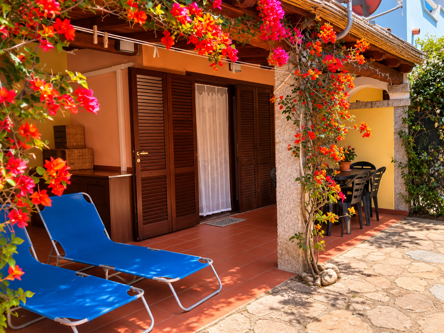 Patio con bougainvillea