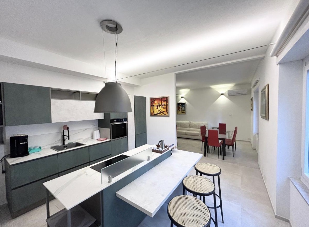 Cucina e soggiorno di uno degli immobili su cui Roberto ha lavorato