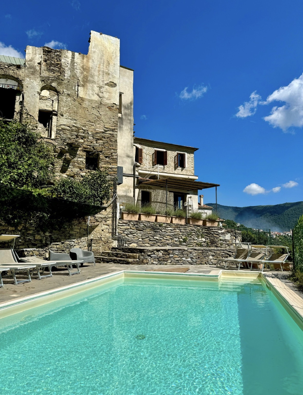 Edificio in pietra con piscina