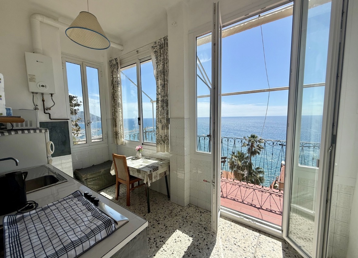 Cucina con finestre sul mare