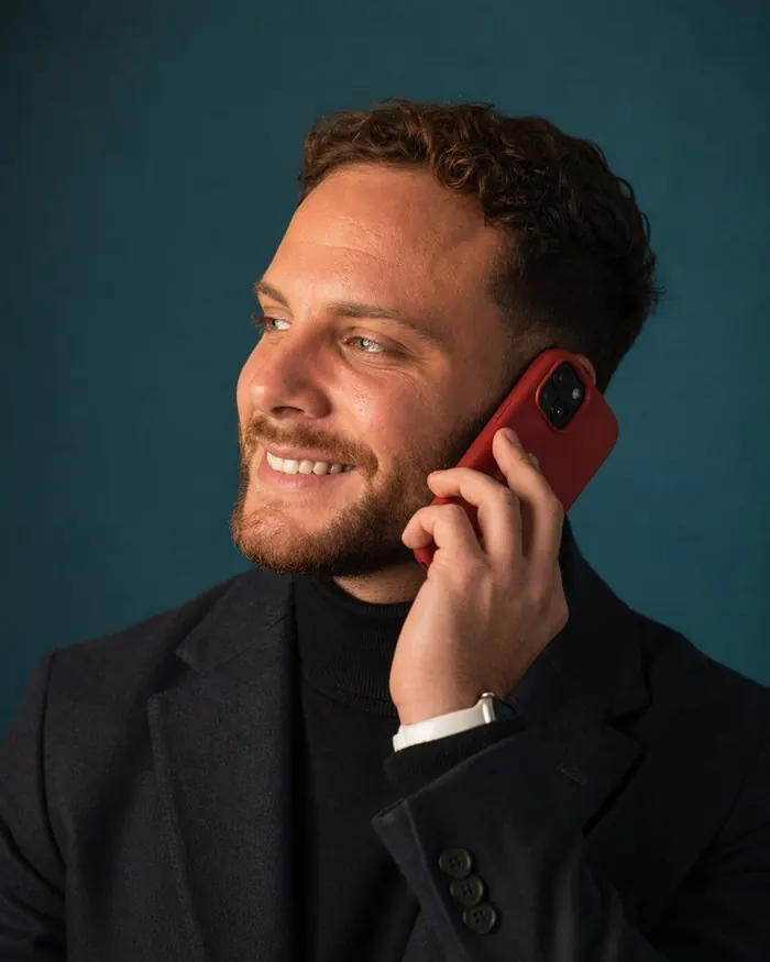 Roberto Cirilli al telefono