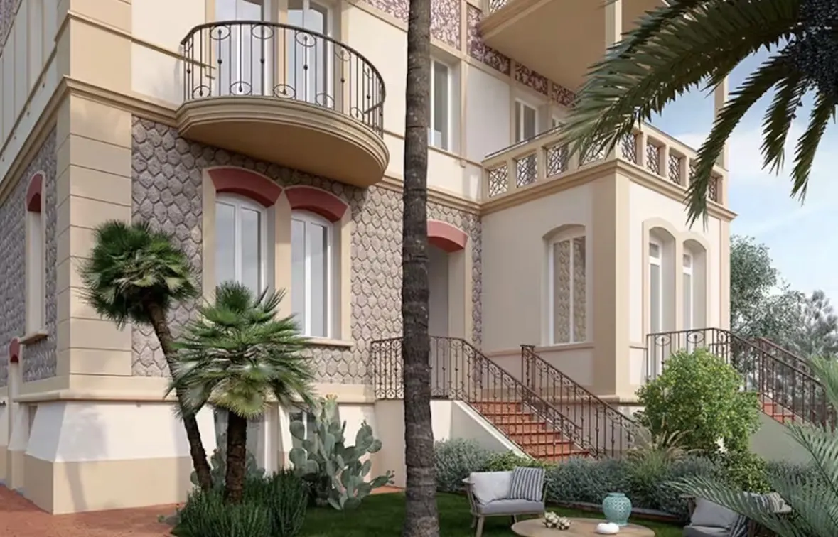 Facciata e giardino di una villa in Liguria
