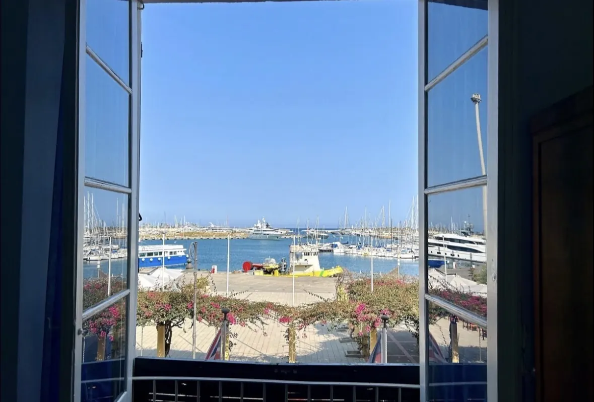 Vista sul porto da un appartamento